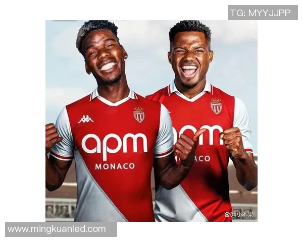 足球明星转会引发热议粉丝楼下狂欢庆祝新篇章